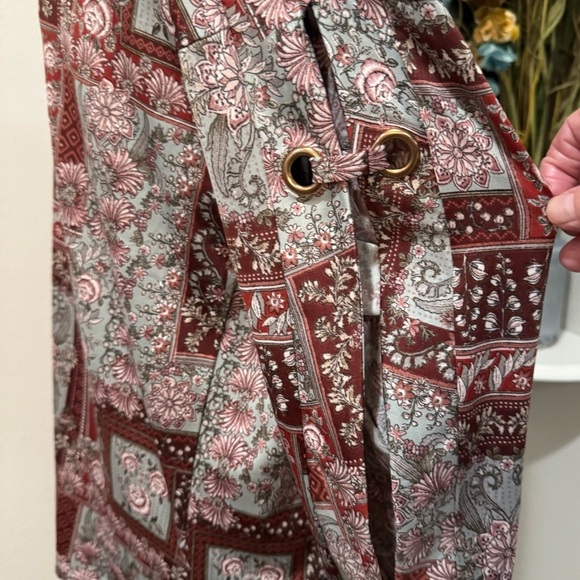 Above and Beyond floral Rich Red Burgundy and white Tunic top size Medium - Picture 8 of 10